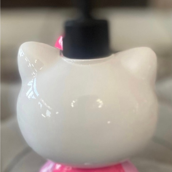 Hello Kitty Soap Dispenser - Picture 6 of 8